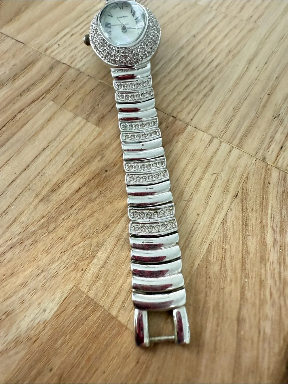 Croton ladies oval silver tone crystal watch NEW BATTERY